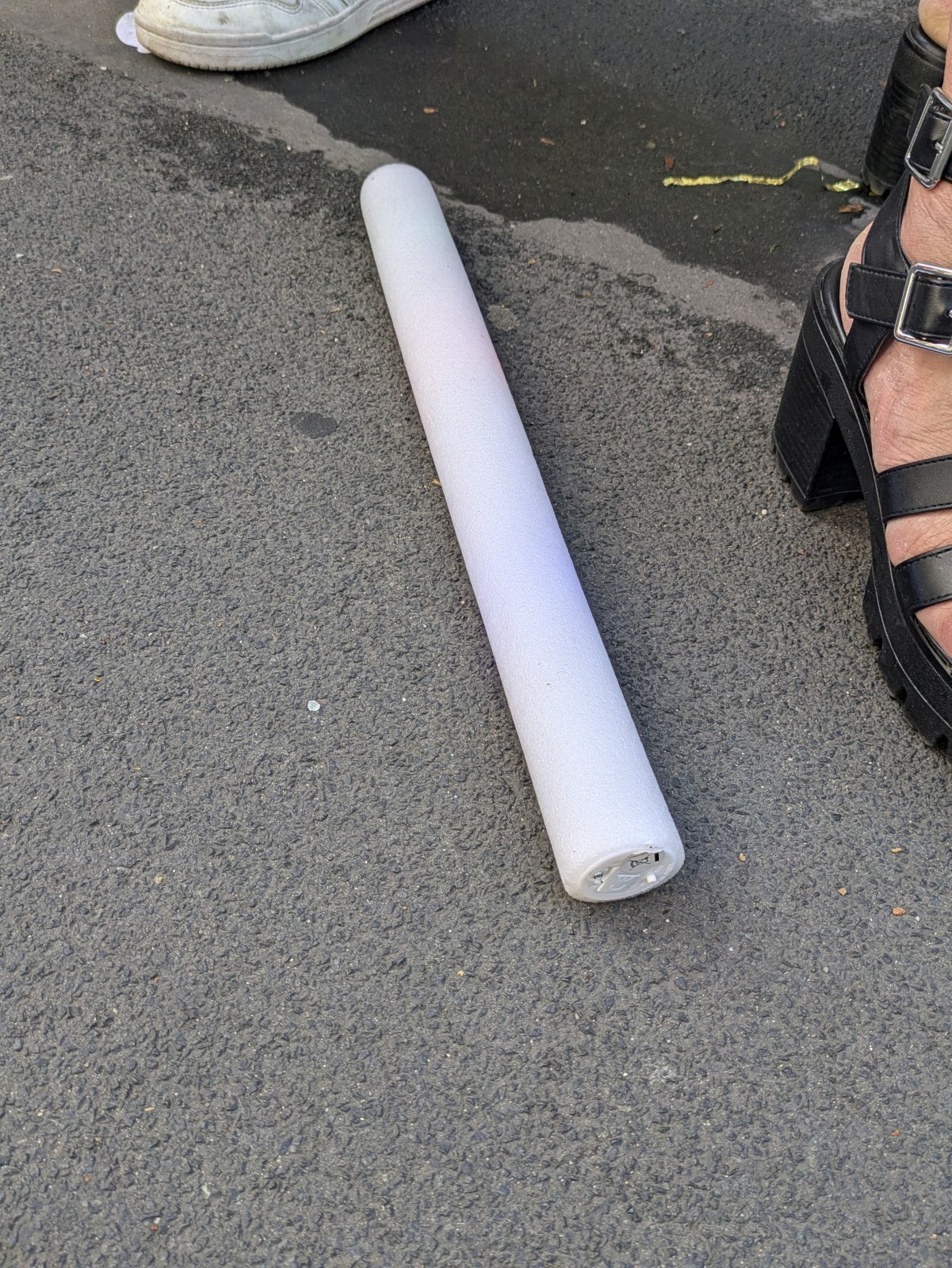 2024-07-21 Köln Magnusstr CSD unnötiges Wurfmaterial vermeiden WEEE Leuchtstangen Schaumstoffstick Lichtstangen