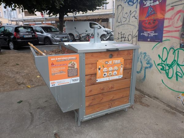 Öffentlicher Sammelbehälter für organische Abfälle in Paimpol, Bretagne, Frankreich. Lizenz CC BY SA-4.0 Raimond Spekking.
