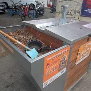 Öffentlicher Sammelbehälter für organische Abfälle in Paimpol, Bretagne, Frankreich. Lizenz CC BY SA-4.0 Raimond Spekking.